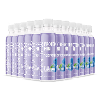 Useita astioita Protein Mini Blue Raspberry -makua valkoista taustaa vasten