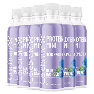 Useita pulloja Protein Mini Blue Raspberry -makua valkoista taustaa vasten